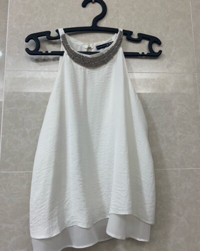 Blusa branca com brilhantes na gola - Atmosphere
