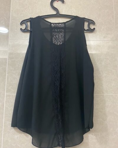 Blusa preta com detalhe rendado atrás