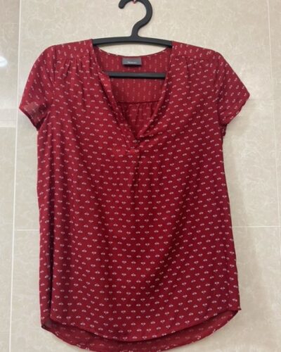 Blusa vermelha com apontamentos brancos e azuis - Yessica