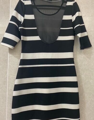 Vestido preto e branco às riscas.