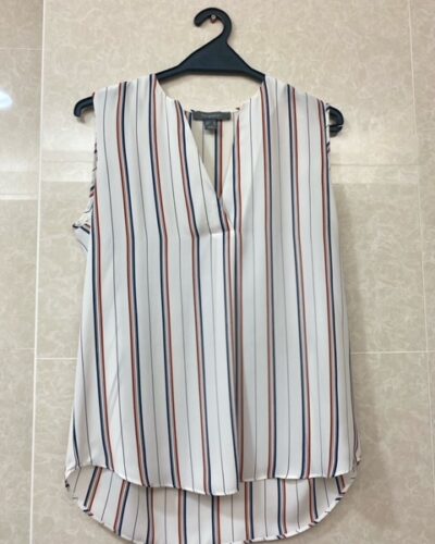 Blusa branca às riscas vermelhas e azuis
